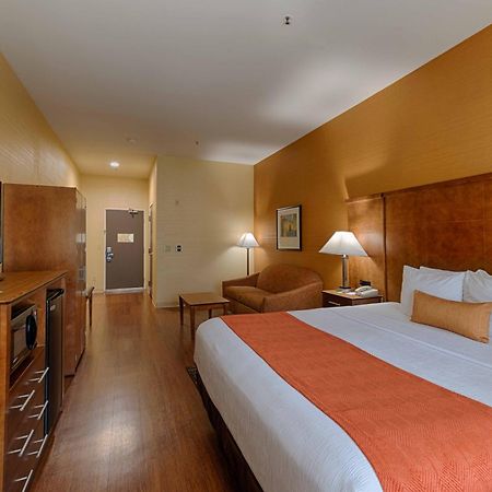Best Western Plus Delta Inn & Suites Oakley Екстериор снимка