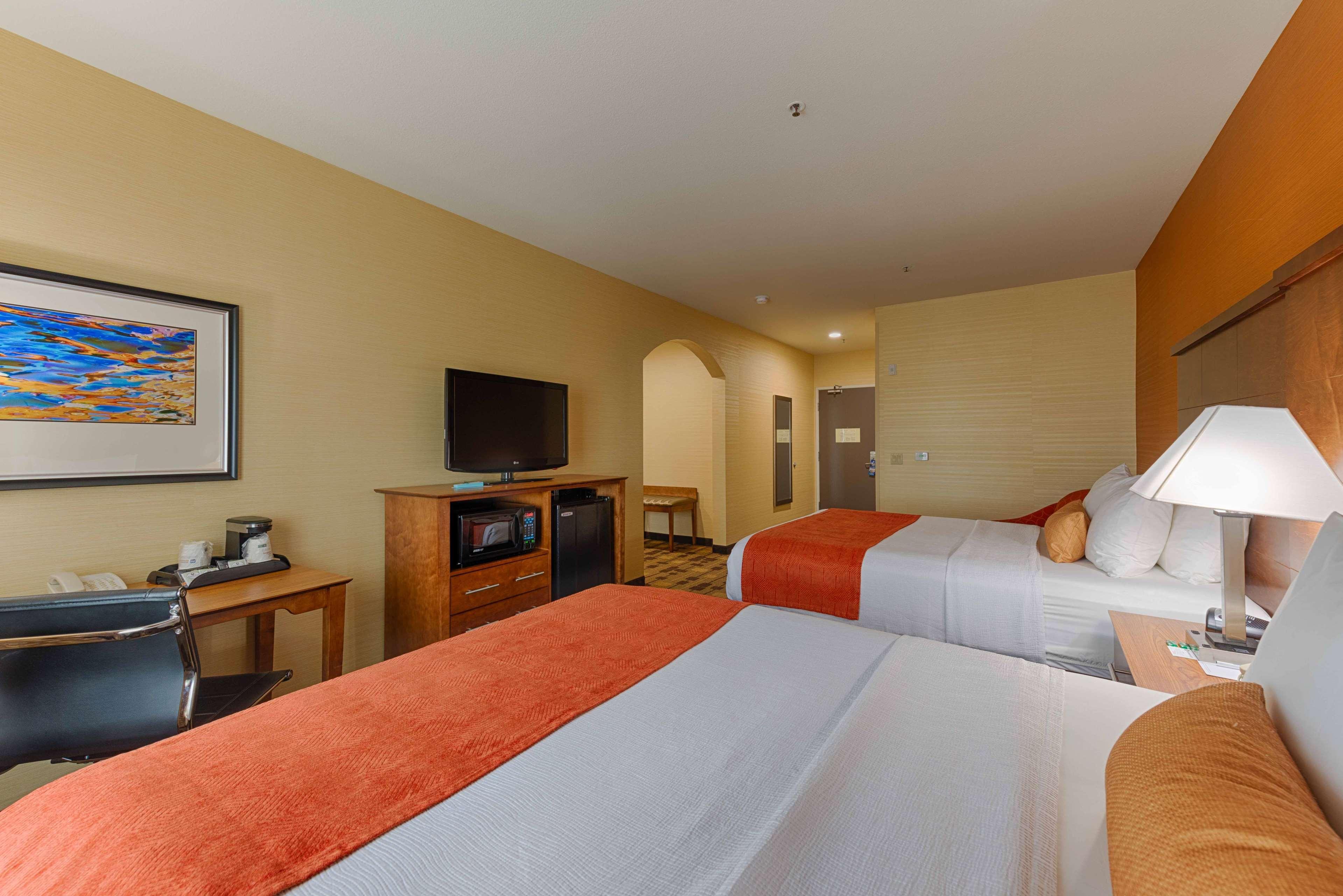 Best Western Plus Delta Inn & Suites Oakley Екстериор снимка