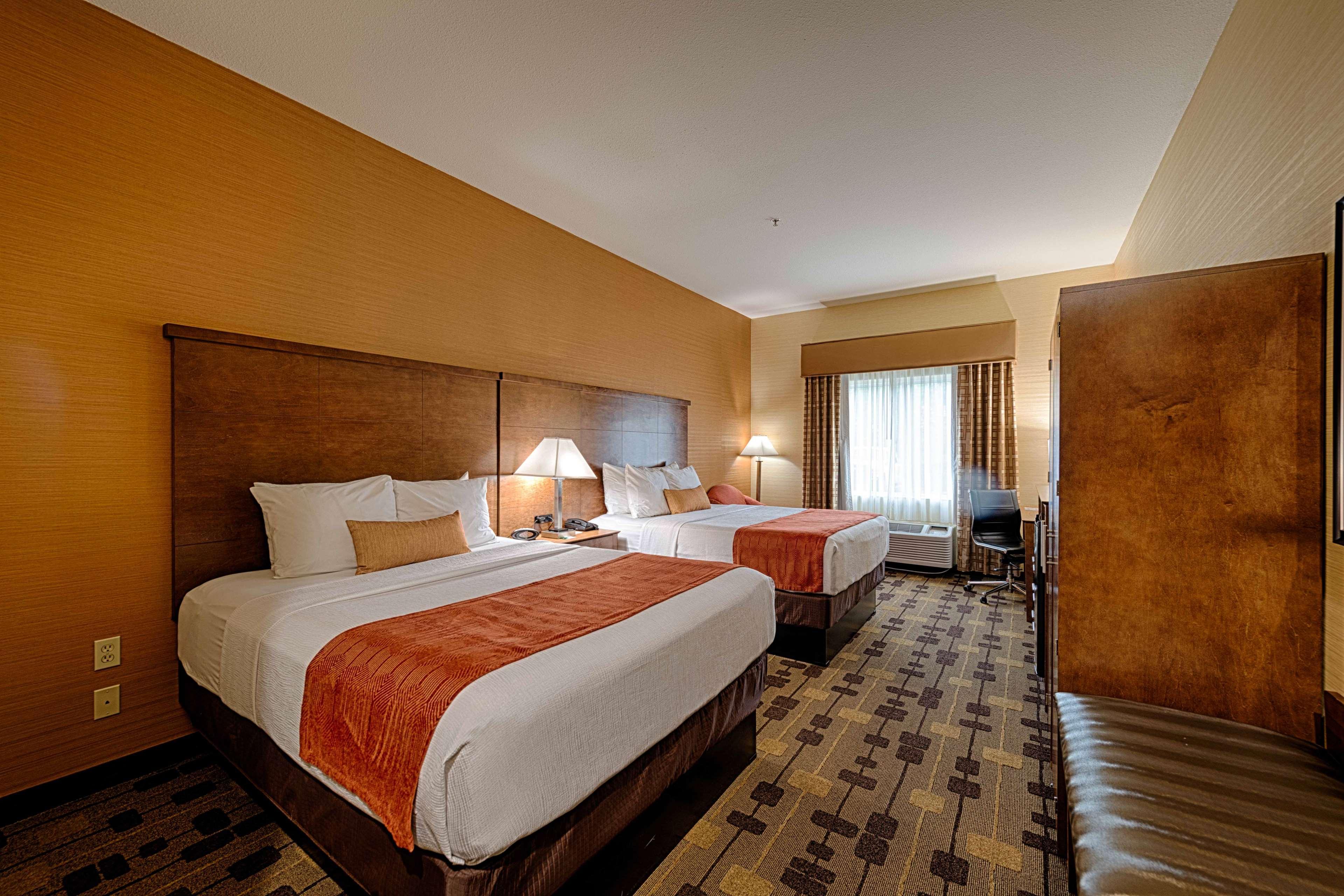 Best Western Plus Delta Inn & Suites Oakley Екстериор снимка