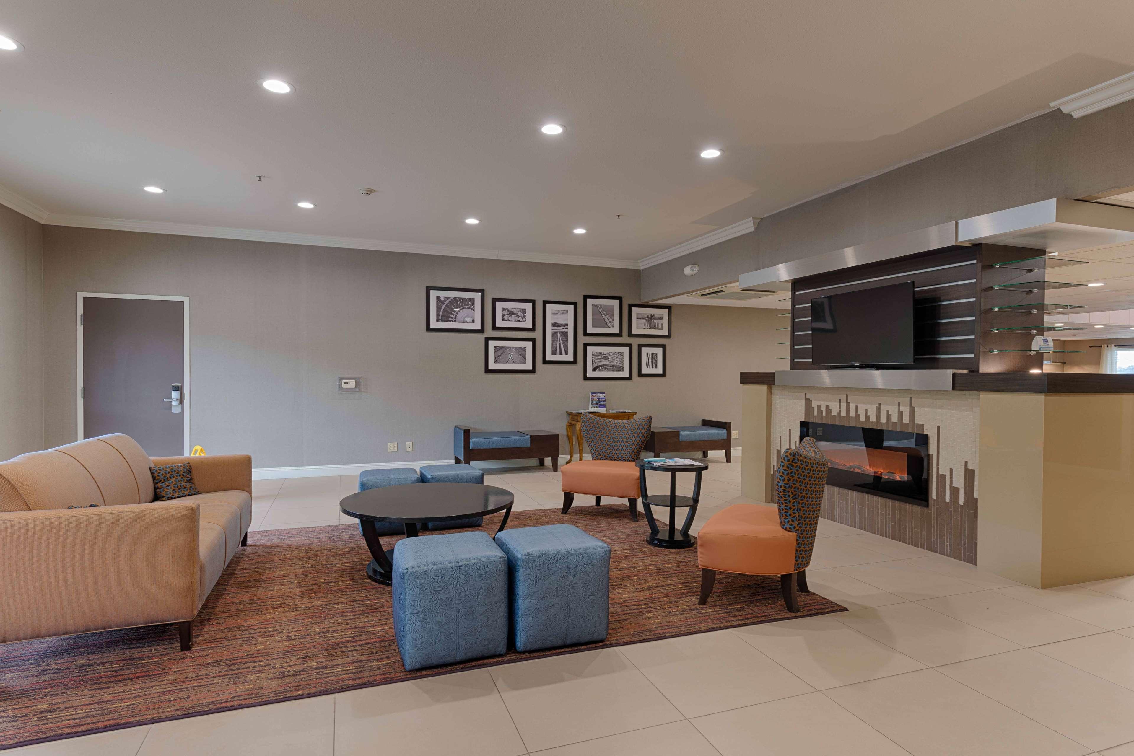 Best Western Plus Delta Inn & Suites Oakley Екстериор снимка