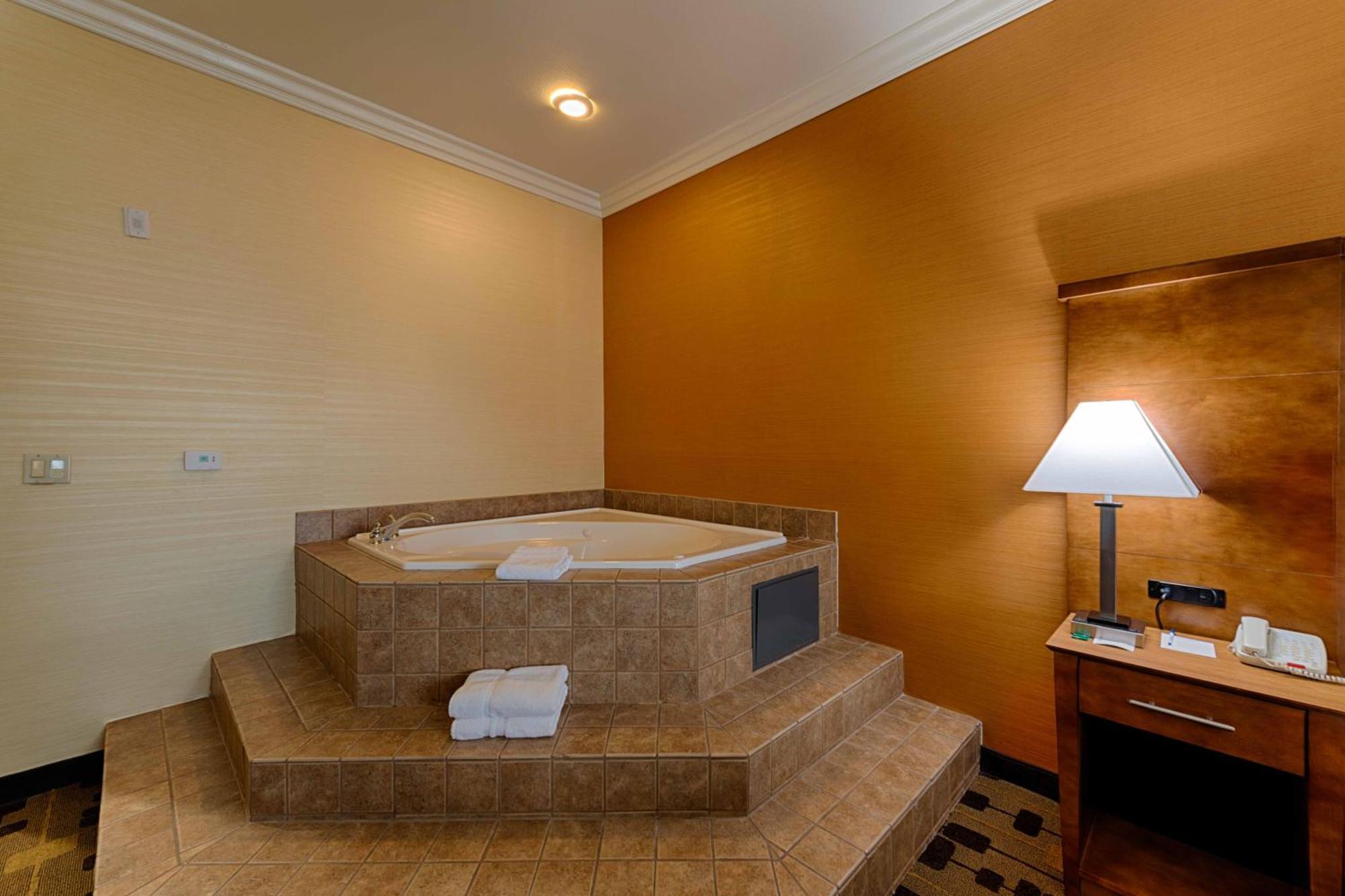 Best Western Plus Delta Inn & Suites Oakley Екстериор снимка