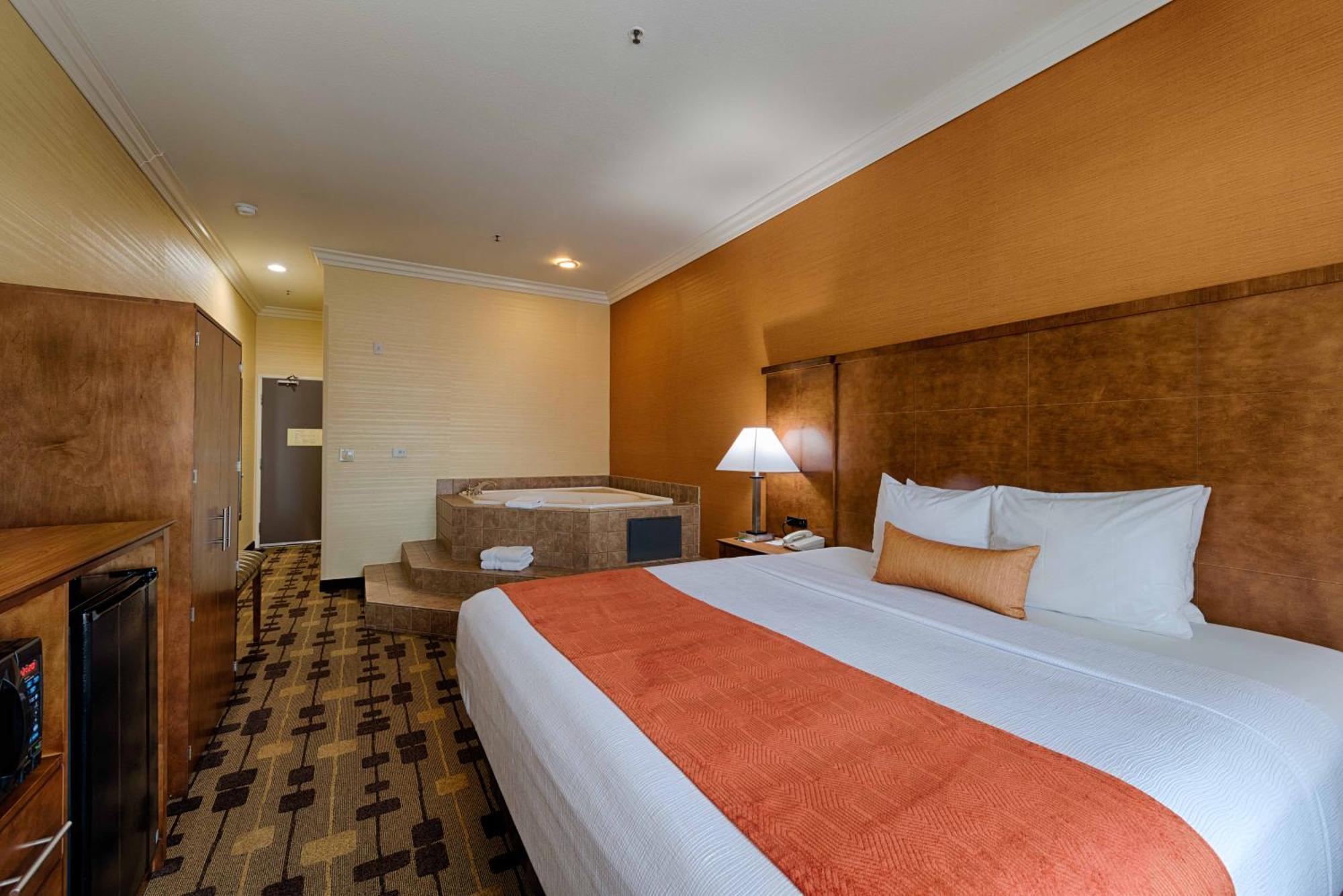 Best Western Plus Delta Inn & Suites Oakley Екстериор снимка