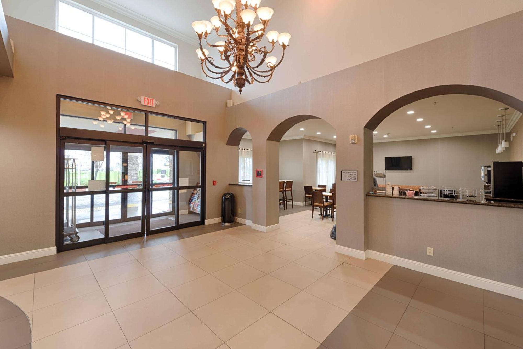 Best Western Plus Delta Inn & Suites Oakley Екстериор снимка