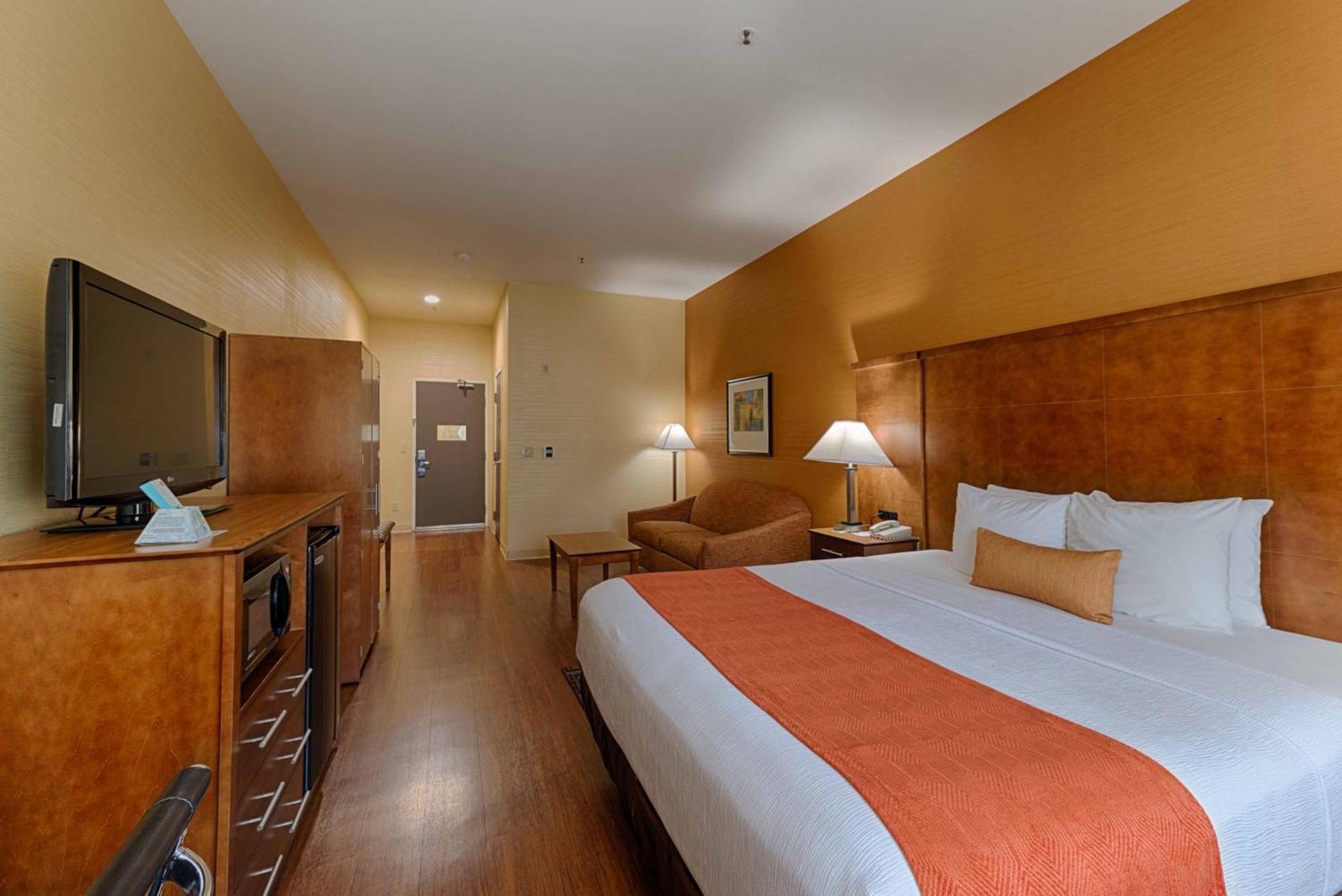 Best Western Plus Delta Inn & Suites Oakley Екстериор снимка
