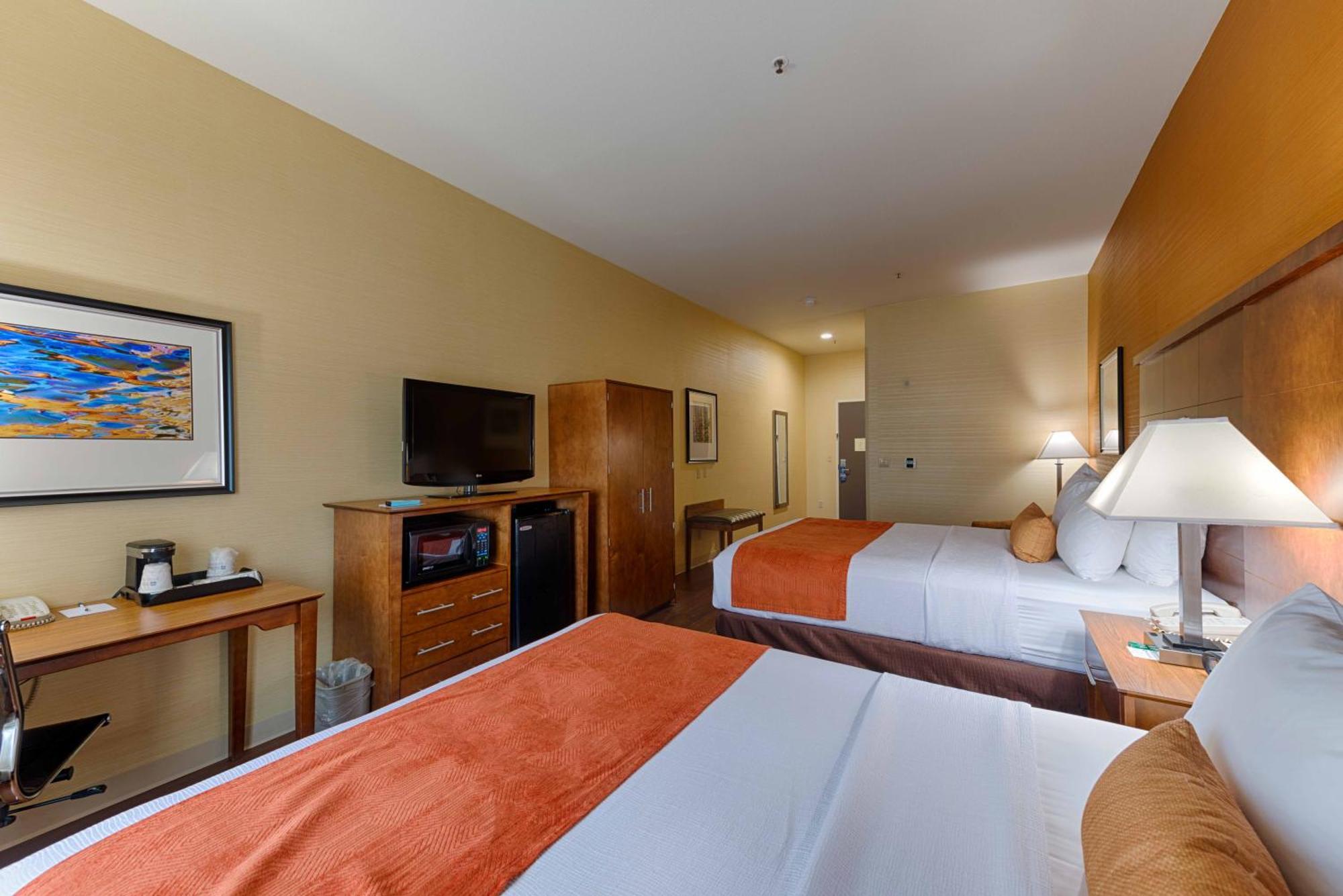 Best Western Plus Delta Inn & Suites Oakley Екстериор снимка