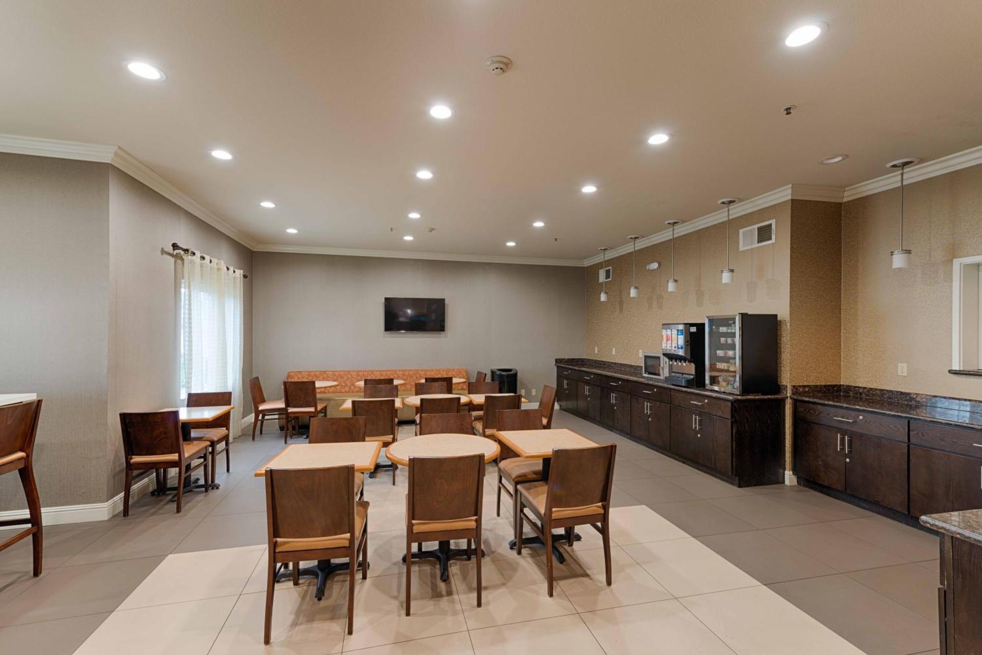Best Western Plus Delta Inn & Suites Oakley Екстериор снимка