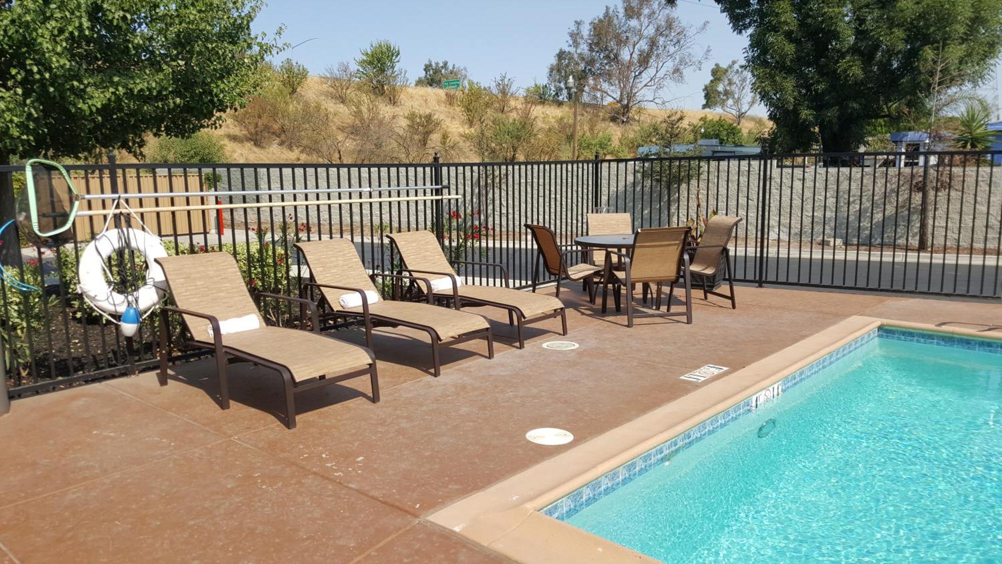 Best Western Plus Delta Inn & Suites Oakley Екстериор снимка