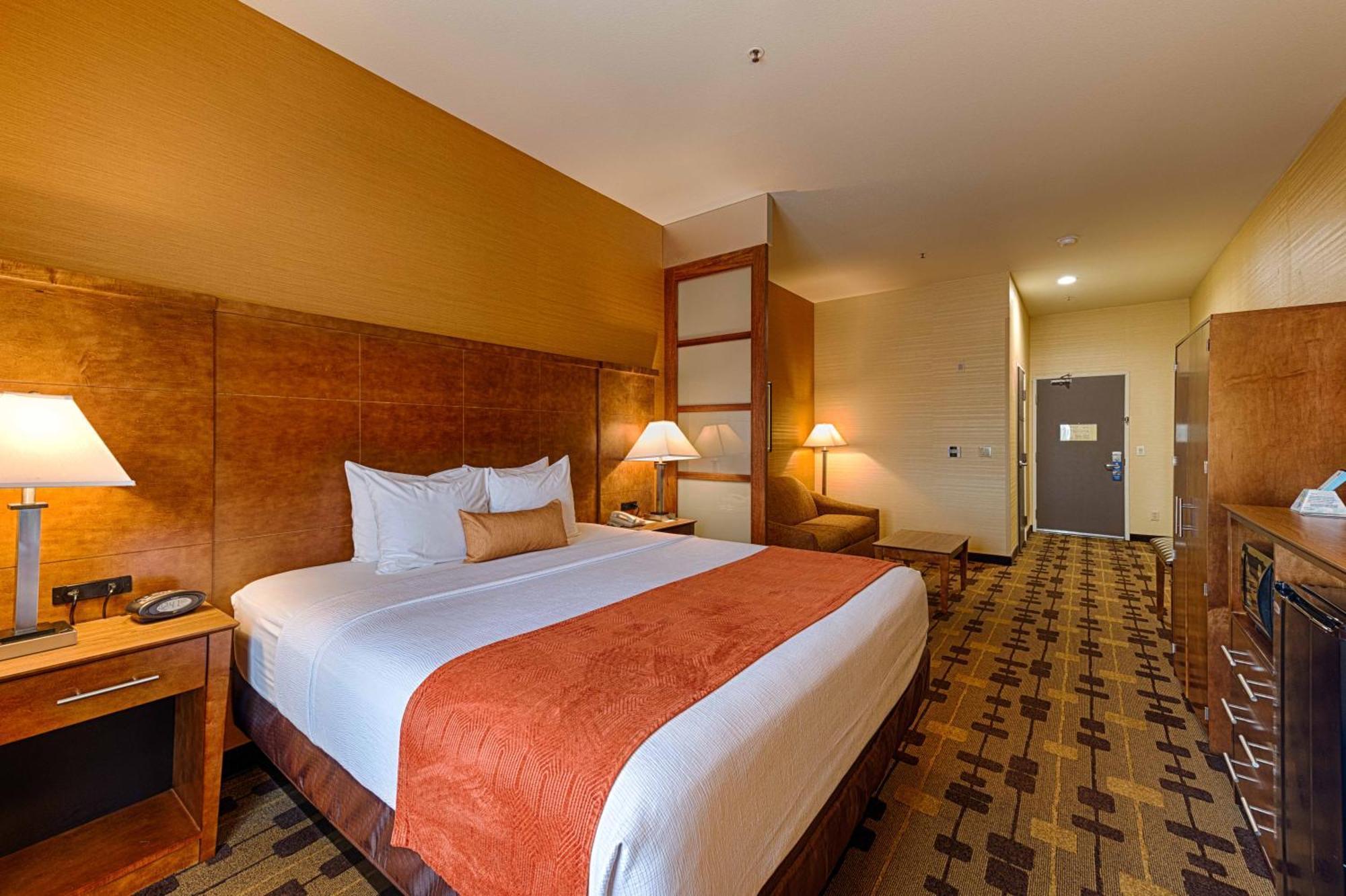 Best Western Plus Delta Inn & Suites Oakley Екстериор снимка