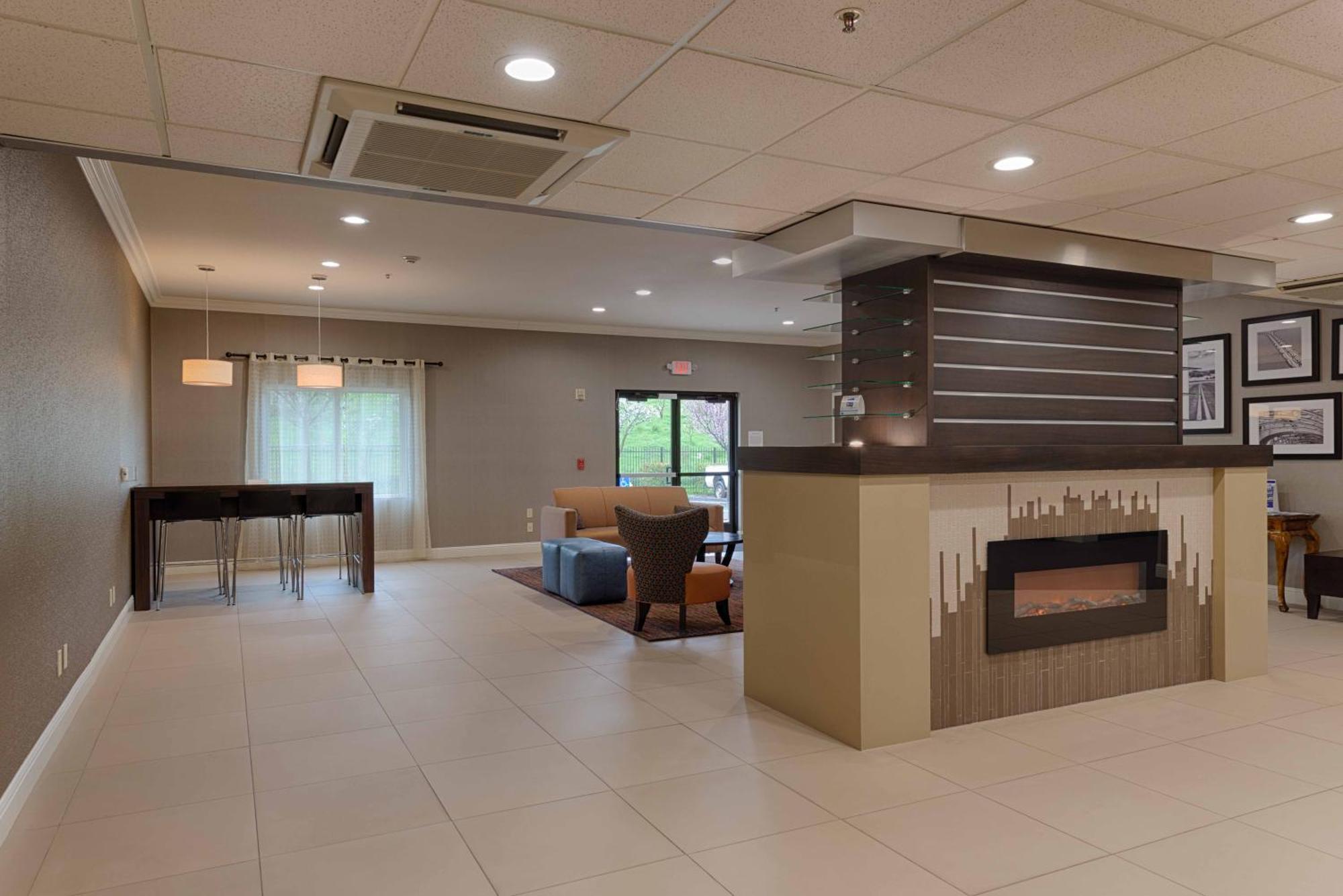 Best Western Plus Delta Inn & Suites Oakley Екстериор снимка