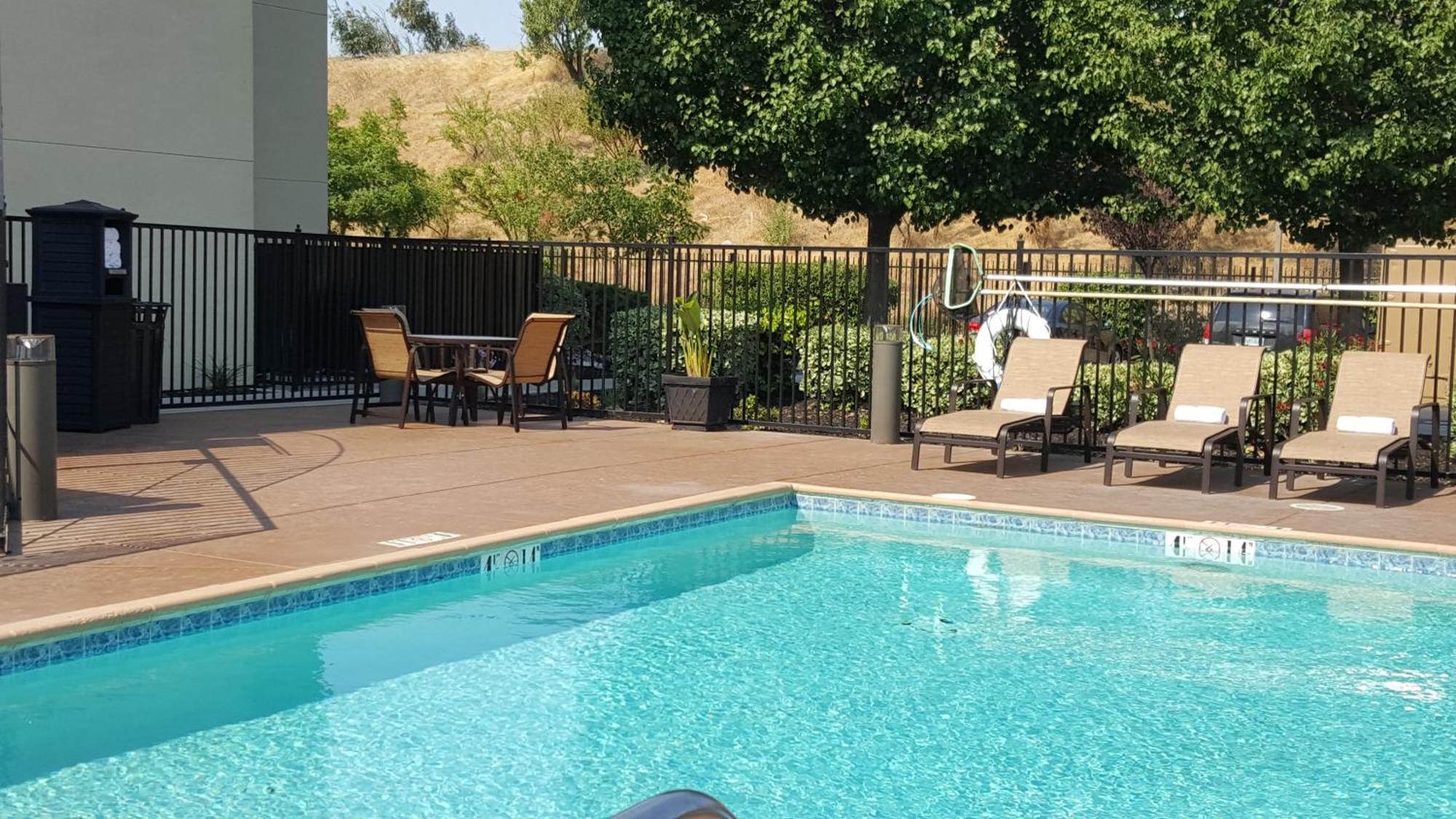 Best Western Plus Delta Inn & Suites Oakley Екстериор снимка
