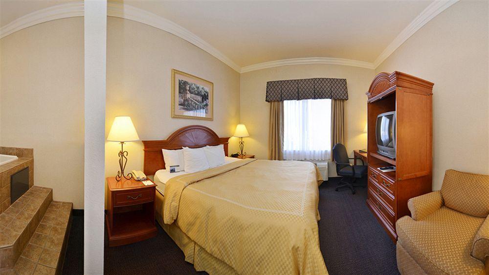Best Western Plus Delta Inn & Suites Oakley Екстериор снимка