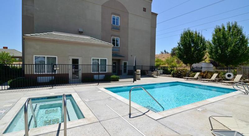 Best Western Plus Delta Inn & Suites Oakley Екстериор снимка