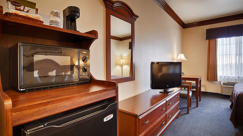 Best Western Plus Delta Inn & Suites Oakley Екстериор снимка