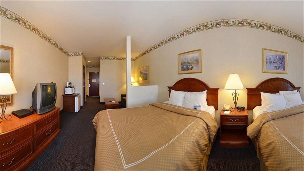 Best Western Plus Delta Inn & Suites Oakley Екстериор снимка