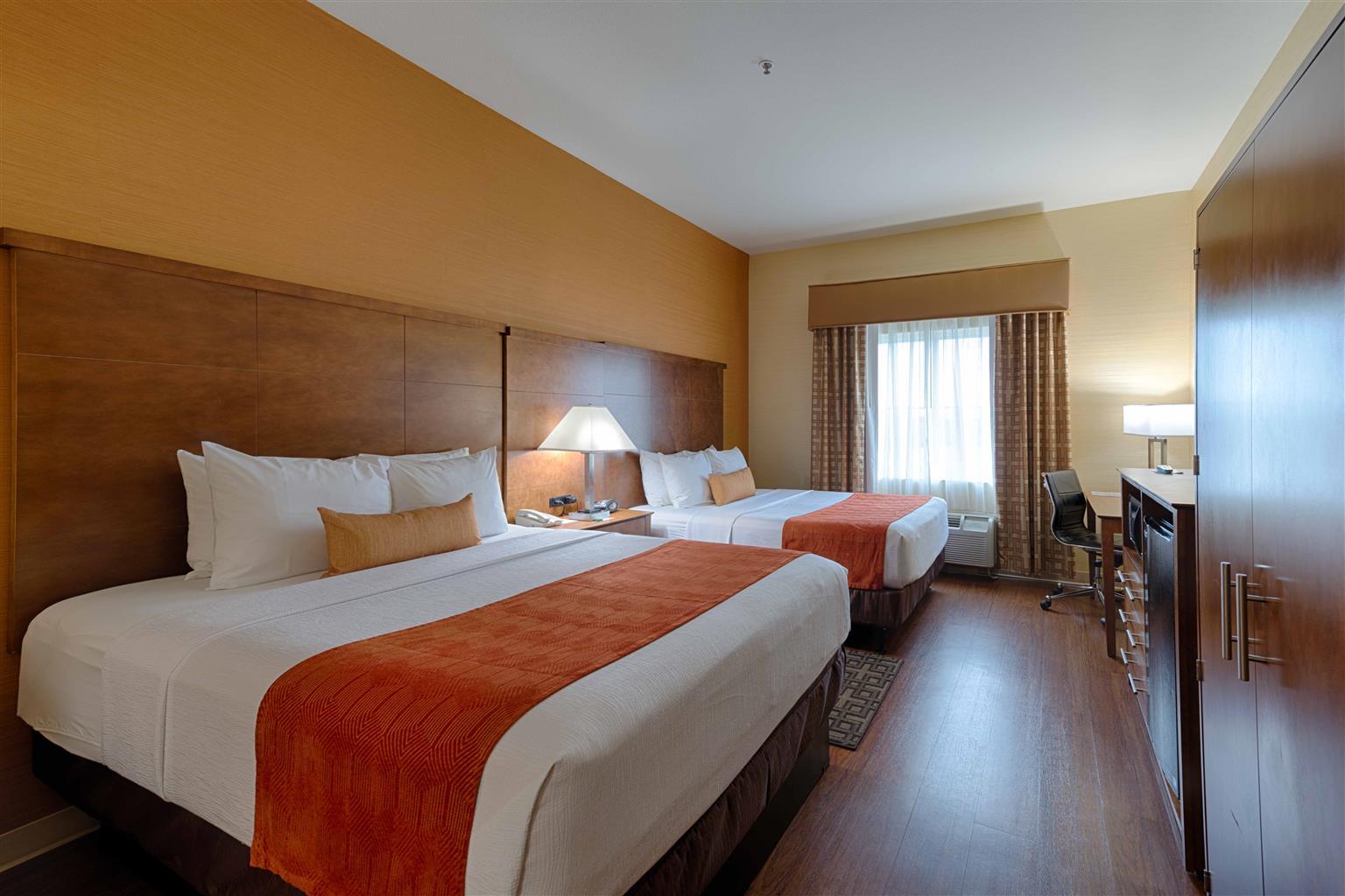 Best Western Plus Delta Inn & Suites Oakley Екстериор снимка