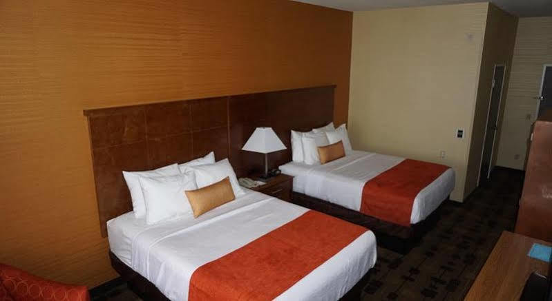 Best Western Plus Delta Inn & Suites Oakley Екстериор снимка