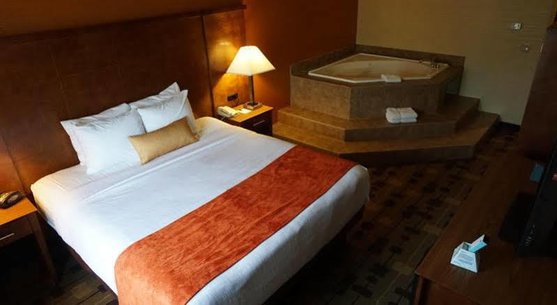 Best Western Plus Delta Inn & Suites Oakley Екстериор снимка