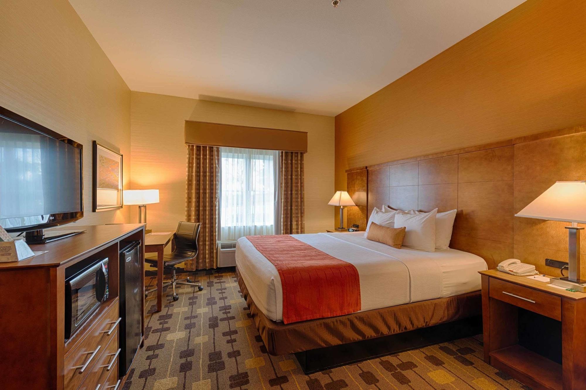 Best Western Plus Delta Inn & Suites Oakley Екстериор снимка