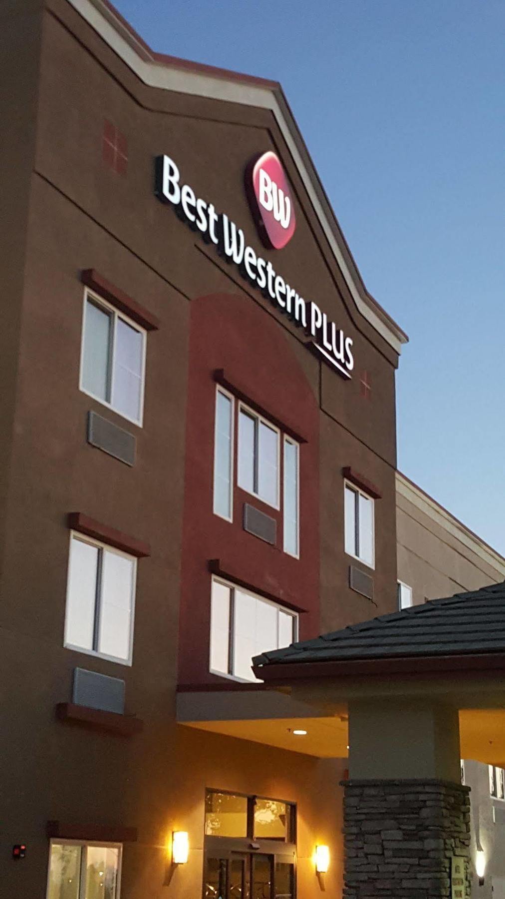 Best Western Plus Delta Inn & Suites Oakley Екстериор снимка
