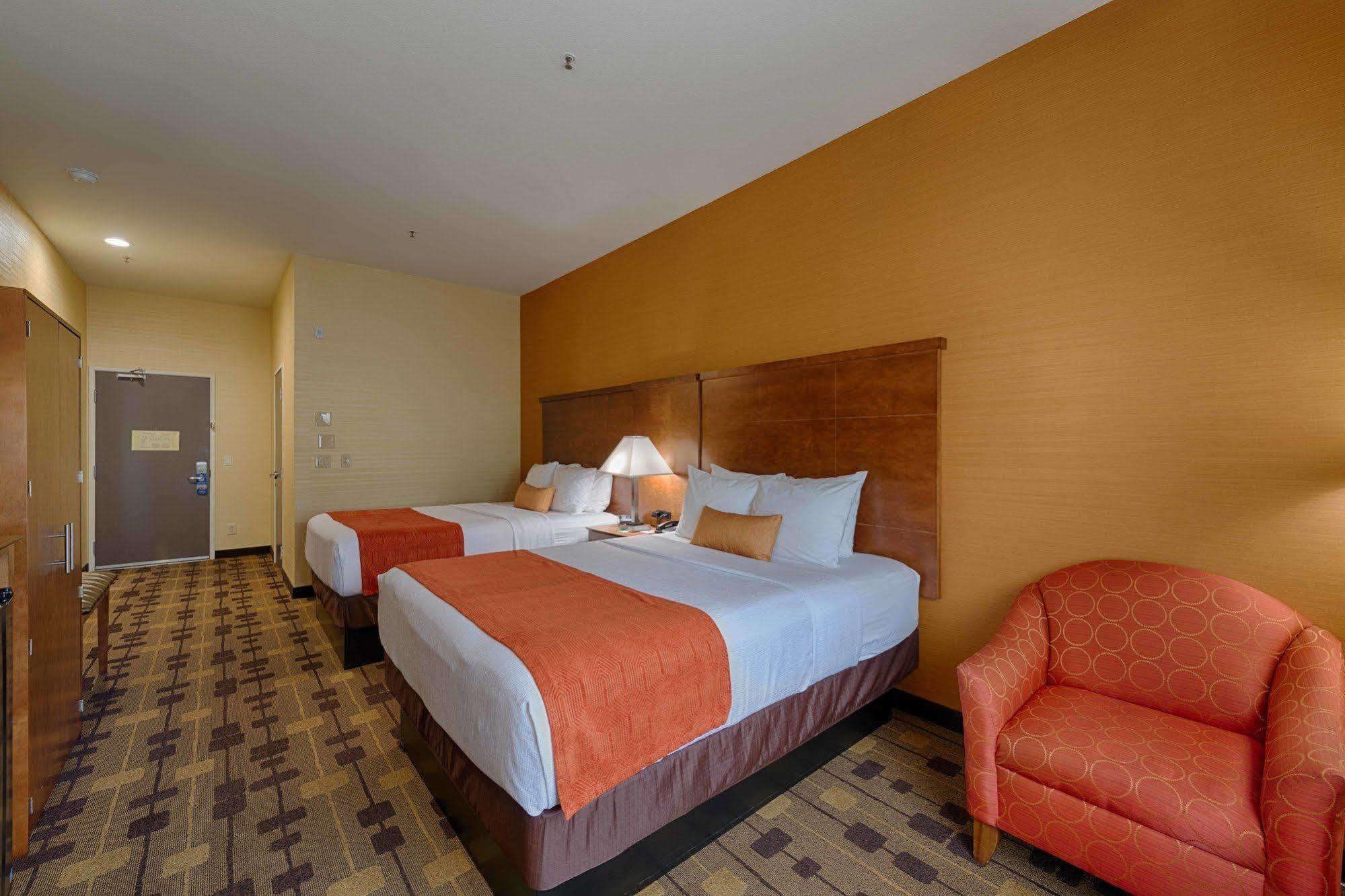 Best Western Plus Delta Inn & Suites Oakley Екстериор снимка