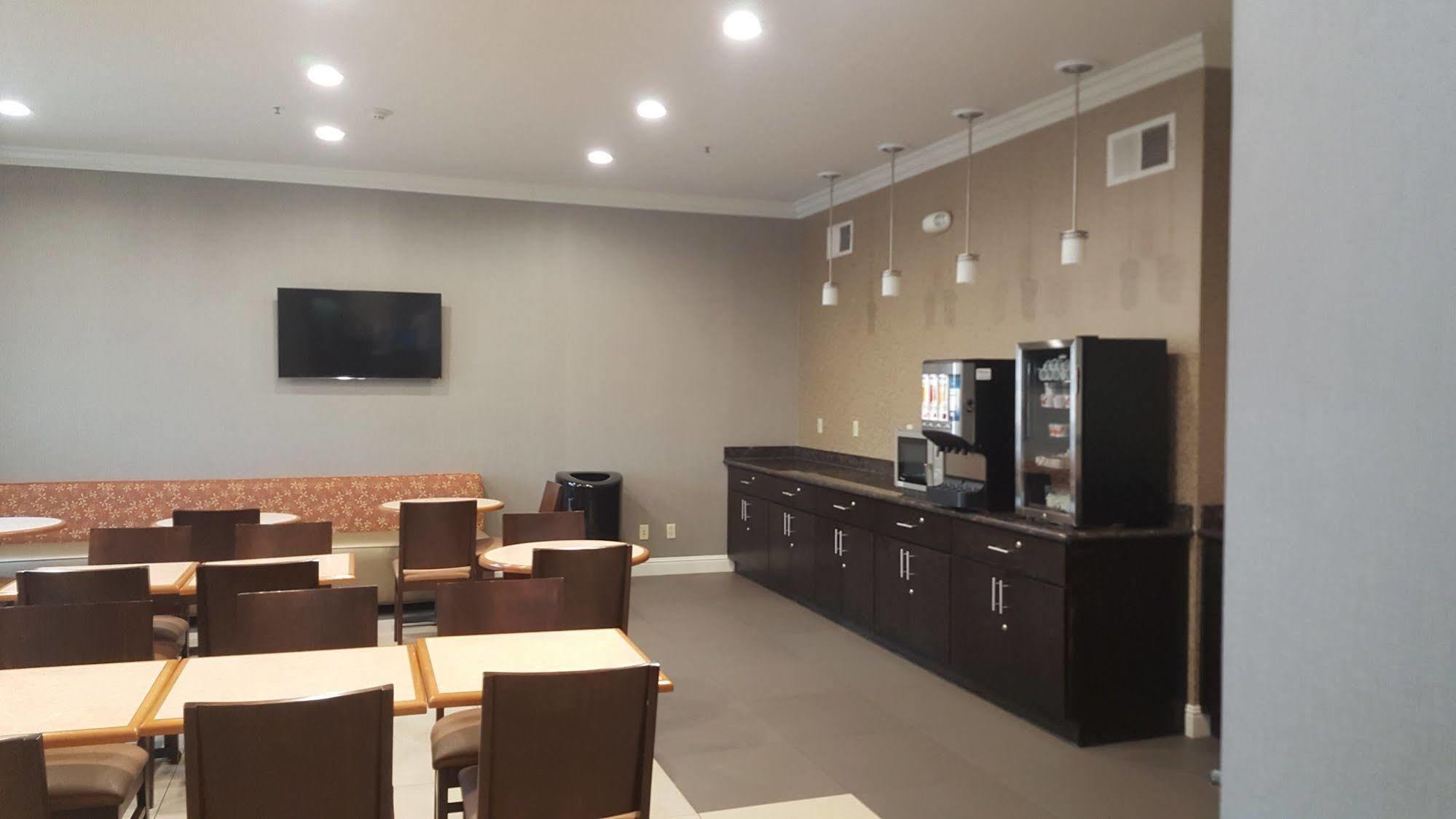 Best Western Plus Delta Inn & Suites Oakley Екстериор снимка